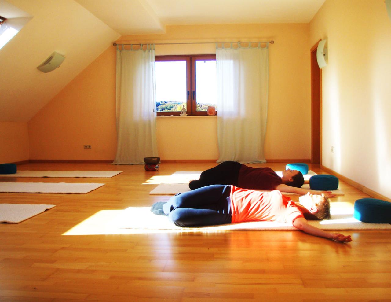 Yoga im liegen zur Förderung der Beweglichkeit.